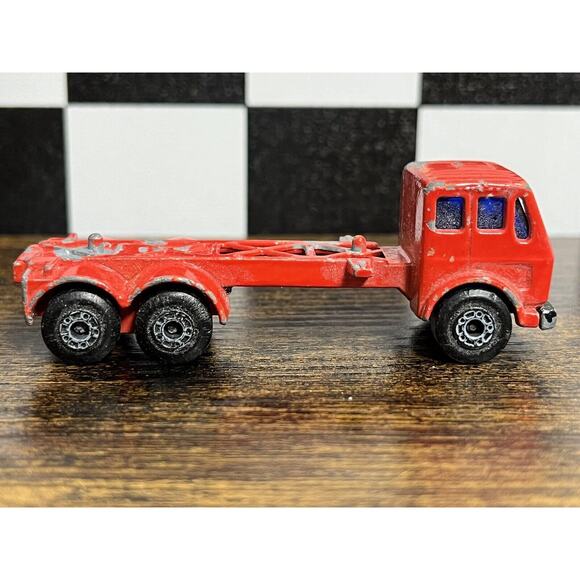 Lot of 4 Semi Trucks - Kenworth, Cargo Truck - Matchbox & Universal Product - Picture 10 of 11